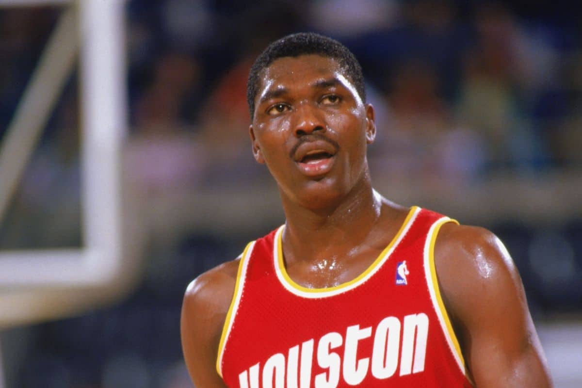 En 1990, Hakeem Olajuwon établit Son Record De Points En Carrière : 52 ...